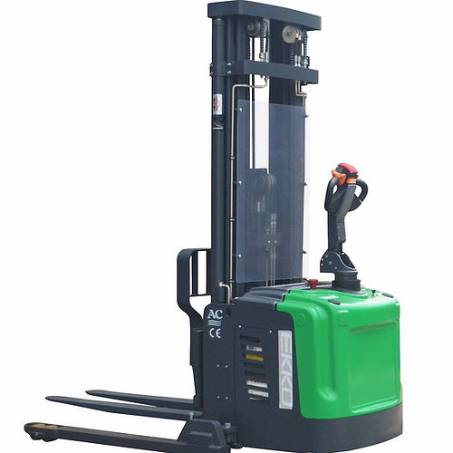 Deluxe lithium powered straddle stacker